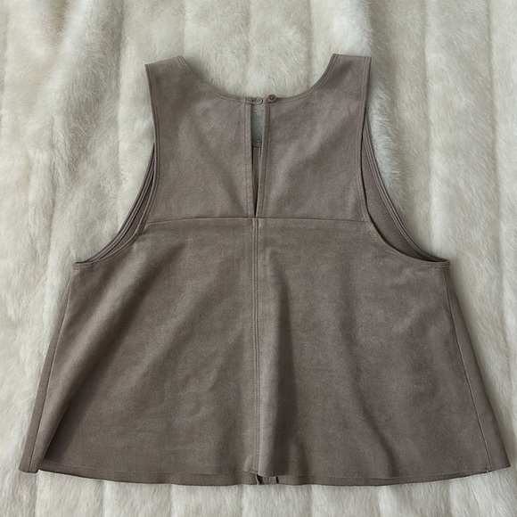 XS Aritzia Wilfred taupe faux suede sleeveless crop top - Picture 3 of 5